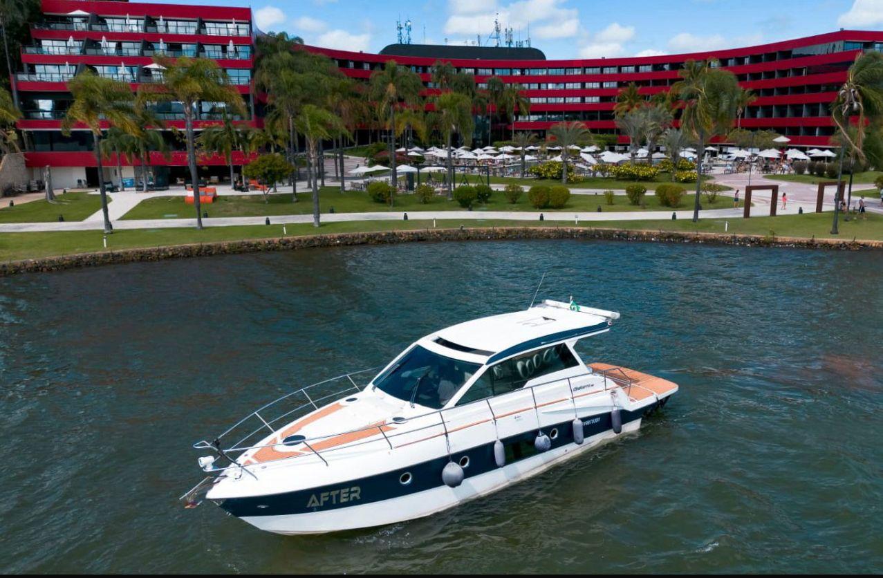 Lancha de luxo no Lago de Brasília